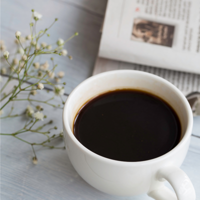 Kop koffie en krant